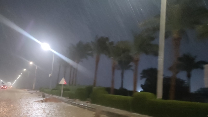 مياه الأمطار تغرق شارع السلام بشرم الشيخ