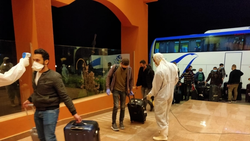 وصول المصريين العائدين من الخارج إلى الفنادق السياحية المخصصة للحجر الصحي بمرسي علم