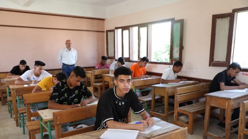 طلاب الدبلومات الفنية خلال تأدية الامتحانات  "ارشيف"