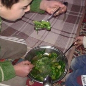 صورة أرشيفية "أطفال مضايا يأكلون أوراق الأشجار"