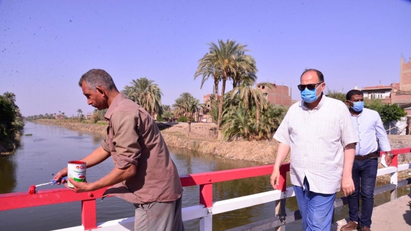 يربط قرى مركز أبوتيج بالمدينة:محافظ أسيوط يتفقد أعمال إنشاء  كوبرى رقم 149 على ترعة نجع حمادي