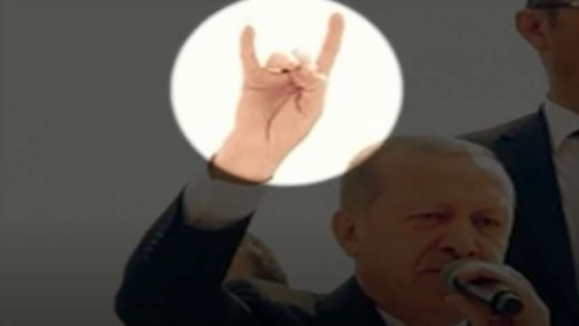 الرئيس التركي أردوغان يرفع علامة منظمة الذئاب الرمادية القومية المتطرفة