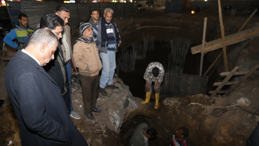 محافظ سوهاج يتابع إصلاح كسر خط مياه 18 بوصة بميدان الثقافة