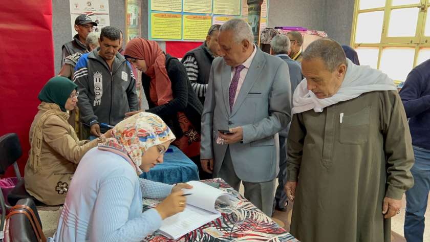 توافد المواطنين بمحافظة أسيوط للتصويت