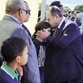 «عبدالغفار» يقبل رأس ابنة الشهيد اللواء خالد عثمان