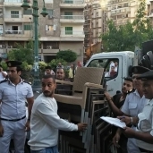 أحياء الإسكندرية تشن حملات موسعة لإزالة التعديات علي الطريق العام
