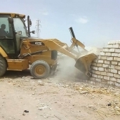 إزالة 20 حالة تعدٍ على أراضي الدولة في "إدفو" بأسوان