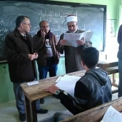 مدير منطقة مطروح الأزهرية خلال تفقدة لجان الامتحانات بمعاهد مطروح
