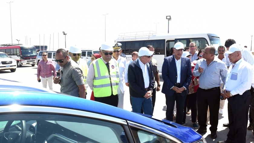 مدبولي يستقل سيارة كهربائية داخل محطة شحن بشرم الشيخ: ندعم التحول الأخضر