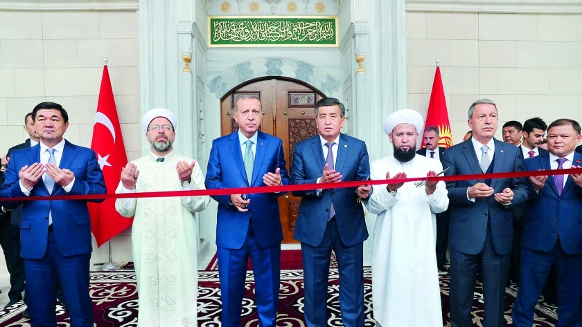 أردوغان أثناء افتتاحه أحد المساجد التركية