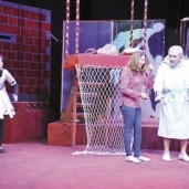 مشهد من مسرحية «إنبوكس»