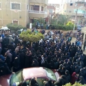 المئات يحتشدون لتشييع جثامين شهداء كنيسة حلوان