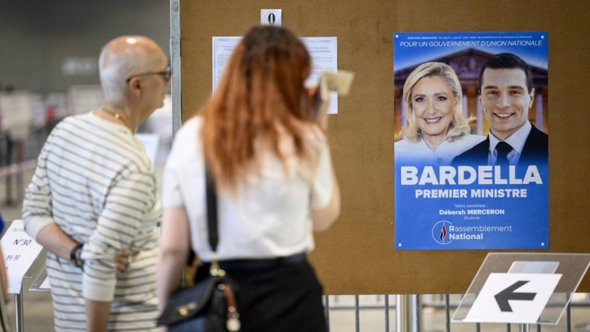 ناخبان فرنسيان يدليان بصوتهما في مكتب اقتراع