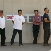 أمريكيون ينتظرون الادلاء بأصواتهم فيب الانتخابات الرئاسية في فينيكس في "أريزونا"
