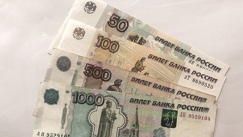الروبل الروسي يتصدر العملات القوية