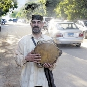 «رضا» متجولاً فى شوارع الهرم