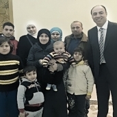 السفير المصرى فى دمشق مع العائلة المصرية قبل عودتها إلى القاهرة