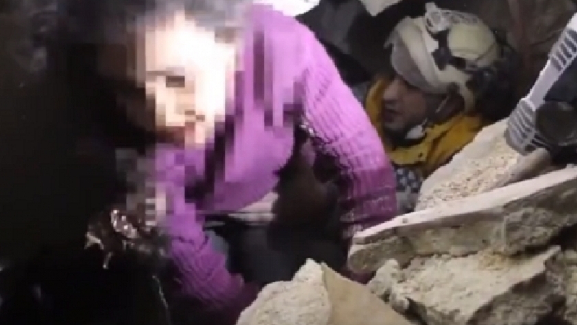 انتشال طفلة من تحت ركام زلزال سوريا