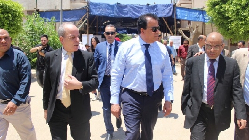 وزير التعليم العالي خلال تفقده مقر مكتب التنسيق بجامعة القاهرة