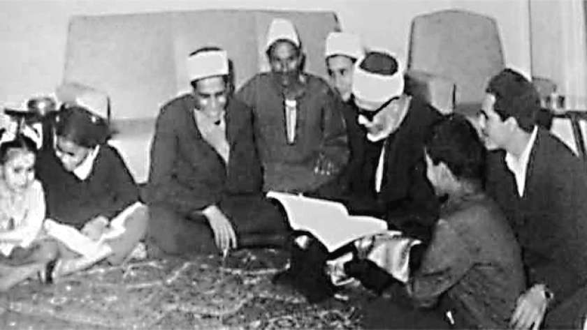 الشيخ «الحصري» مع عدد من تلاميذه ومحبيه «صورة أرشيفية»