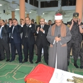 محافظ سوهاج وقيادات المحافظة يؤدون صلاة الجنازة على الشهيد «حسن»