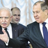 وزير الخارجية الروسى يرحب بنظيره الفلسطينى قبل اجتماعهما فى موسكو «أ.ف.ب»