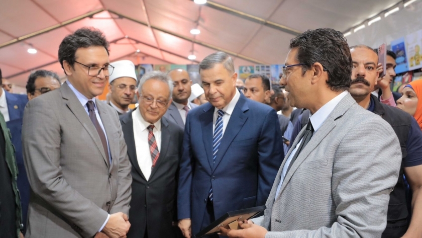 الدكتور أحمد فؤاد هنو وزير الثقافة في افتتاح معرض مكتبة الإسكندرية