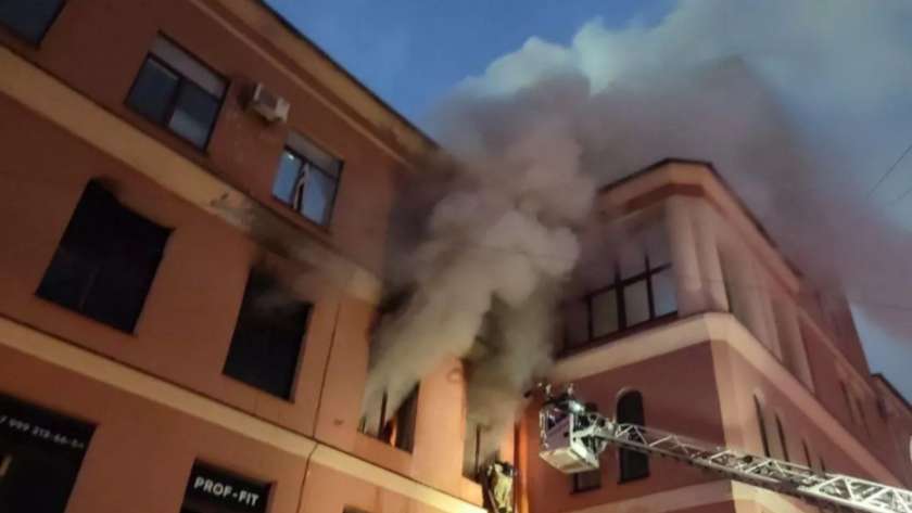 جهود إخماد حريق في «سانت بطرسبرج»