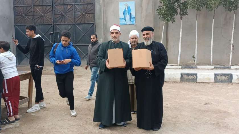 كنيسة في الإسكندرية توزع كراتين رمضان