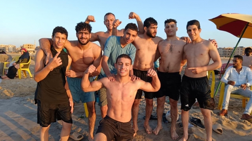 أبطال المصارعة الرومانية يتدربون على الشاطئ