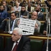 لافتة دعم محافظ الإسكندرية "تحت القبة"