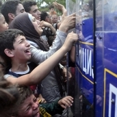 بالصور| شرطة مقدونيا تمنع المهاجرين السوريين من العبور لأوروبا الغربية