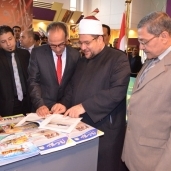 وزير الأوقاف خلال زيارته لمعرض الكتاب العام الماضى «صورة أرشيفية»