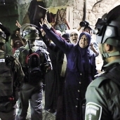فلسطينيات يواجهن جنود الاحتلال «أ. ف. ب»
