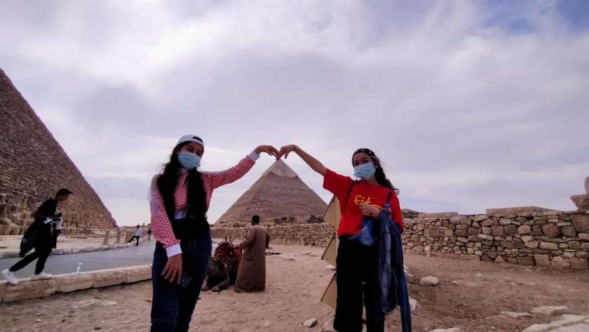 أطفال شمال سيناء والقاهرة يزورن أهرامات الجيزة