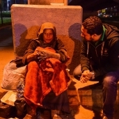 فريق بلا مأوى يحاول إقناع «آمال» بالذهاب لدار رعاية