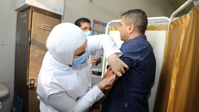تطعيم أحد المواطنين باللقاح المضاد لكورونا.. أرشيفية