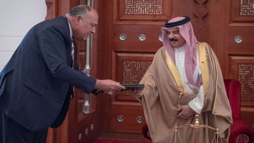وزير الخارجية يسلم الملك حمد بن عيسي آل خليفة رسالة  الرئيس السيسي