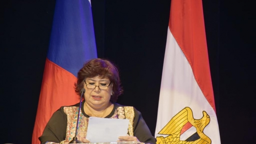 الدكتورة إيناس عبد الدايم وزيرة الثقافة خلال إطلاق فعاليات عام التيادل الإنساني المصري الروسي بالأوبرا