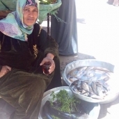 أم محمد تبيع السمك بالشكك في رمضان