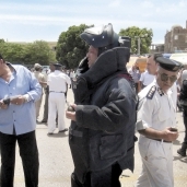 خبراء المفرقعات أثناء تمشيط المعبد «صورة أرشيفية»