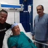 لاعب كمال الأجسام الشحات مبروك يزور والده بمستشفى في البحيرة