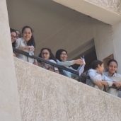 طالبات الثانوية العامة بالإسكندرية يطمئن امهاتهن "الإمتحان كويس"