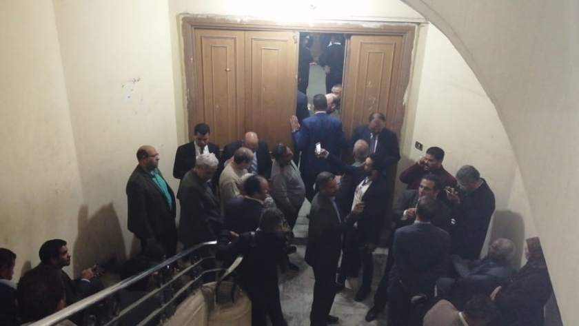 الشرطة تخلي قاعة اللجنة العليا المشرفة على انتخابات المحامين  من أنصار المرشحين