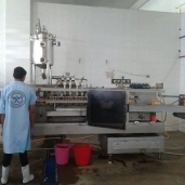 عامل أجنبى يتابع إحدى مراحل الإنتاج داخل مصنع فى بلبيس