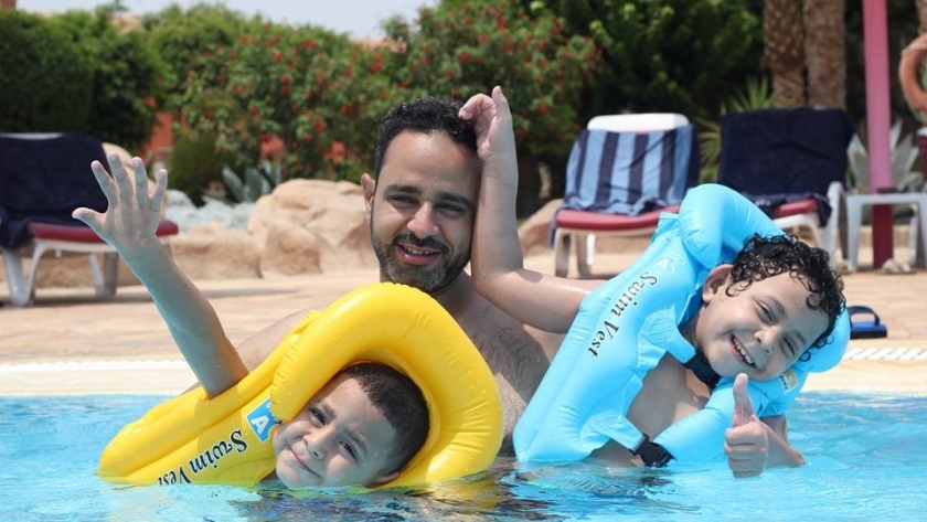 الشهيد محمود أبو اليزيد مع أطفاله