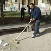«قنصوه» خلال مشاركته فى تنظيف جامعة الإسكندرية