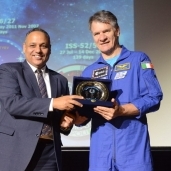 جانب من تكريم رئيس أكاديمية البحث العلمي لـ"رائد الفضاء"