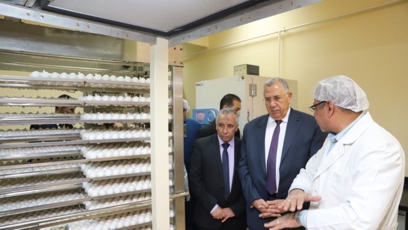 وزير الزراعة خلال زيارته لمعهد بحوث الامصال واللقاحات بالعباسية