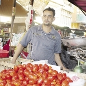 أحد الباعة المتضررين من ارتفاع أسعار الطماطم